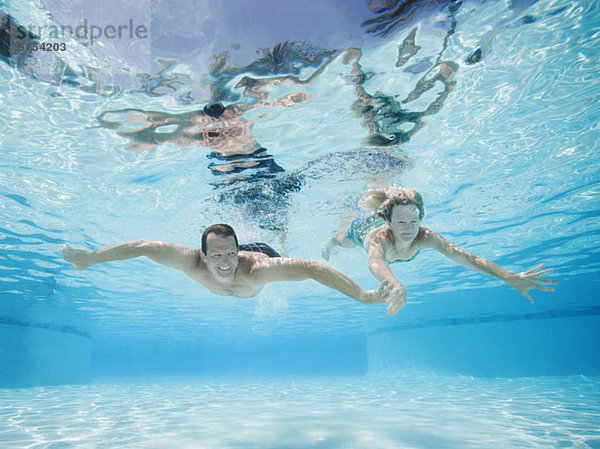 Unterwasseraufnahme Mittelpunkt schwimmen Erwachsener