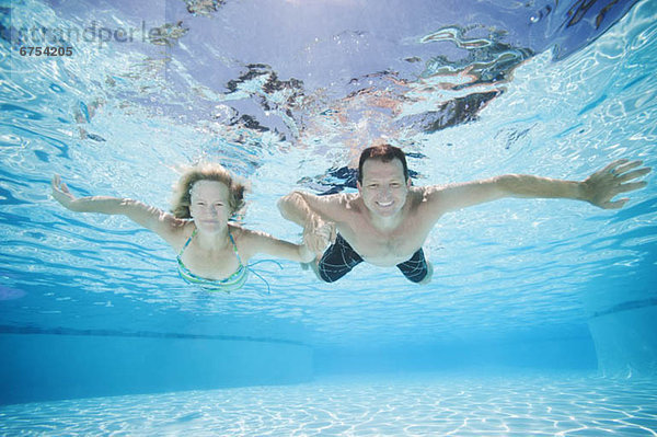 Unterwasseraufnahme Mittelpunkt schwimmen Erwachsener