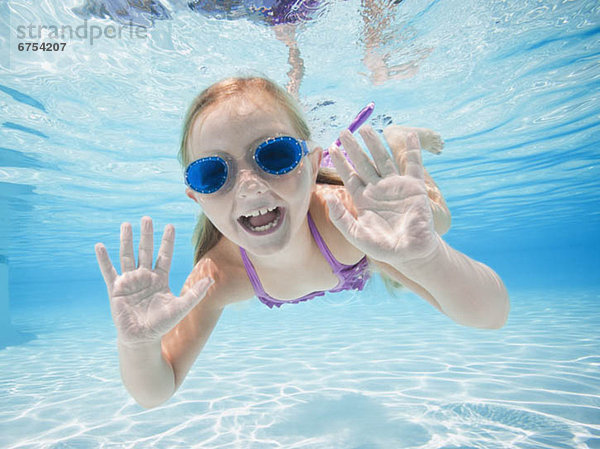 Unterwasseraufnahme schwimmen 5-9 Jahre 5 bis 9 Jahre Mädchen
