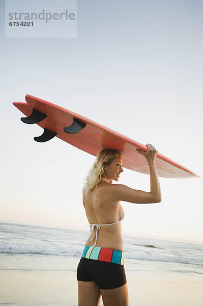 Portrait einer Frau with surfboard