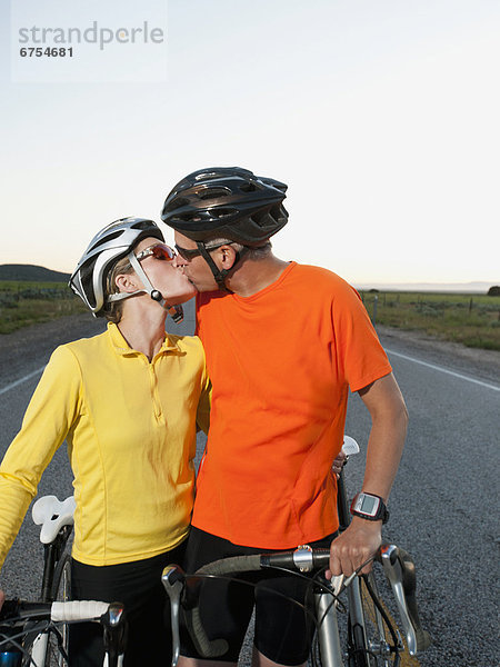 leer  küssen  Fahrradfahrer  Fernverkehrsstraße
