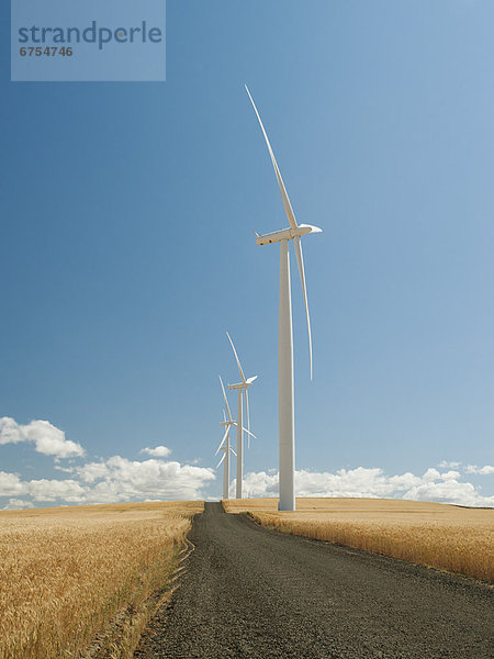Vereinigte Staaten von Amerika USA Windturbine Windrad Windräder zwischen inmitten mitten Fernverkehrsstraße schmutzig vorwärts Oregon