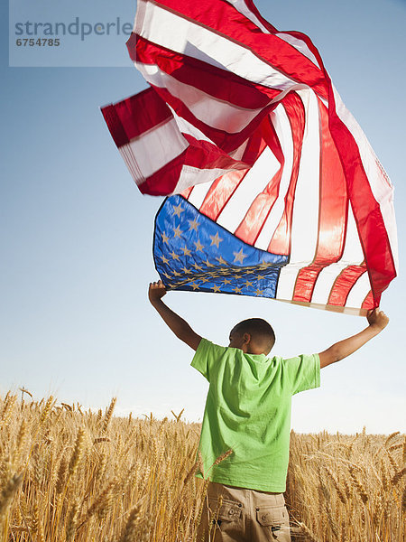 Vereinigte Staaten von Amerika USA Windturbine Windrad Windräder fliegen fliegt fliegend Flug Flüge Junge - Person Hintergrund Fahne amerikanisch Weizenfeld 8 9