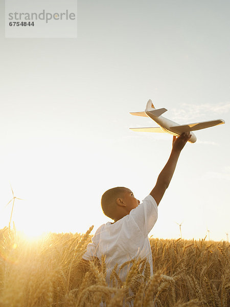 Junge - Person  Spielzeug  Feld  Weizen  10-11 Jahre  10 bis 11 Jahre  Motorflieger  spielen