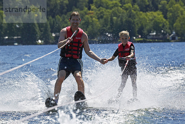 Wasser  Menschlicher Vater  Sohn  halten  Skisport  Ontario