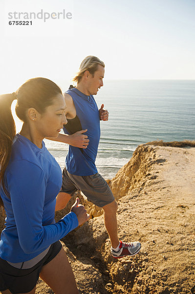 Vereinigte Staaten von Amerika  USA  Frau  Mann  Küste  Meer  joggen  vorwärts  Kalifornien  San Diego