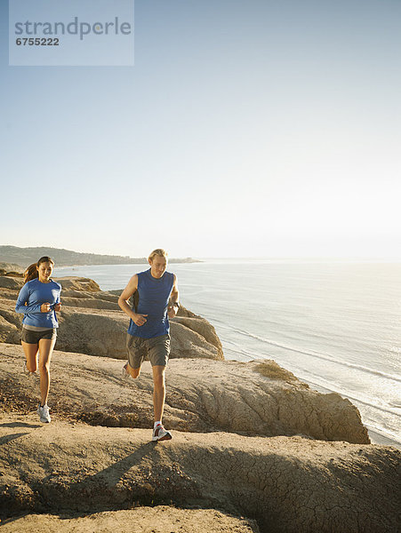 Vereinigte Staaten von Amerika  USA  Frau  Mann  Küste  Meer  joggen  vorwärts  Kalifornien  San Diego