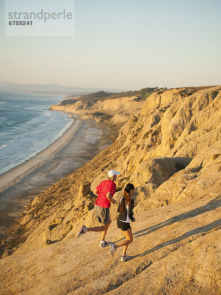 Vereinigte Staaten von Amerika  USA  Frau  Mann  Küste  Meer  joggen  vorwärts  Kalifornien  San Diego