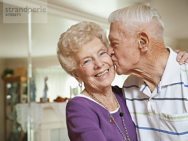 älterer Mann küssen Frau