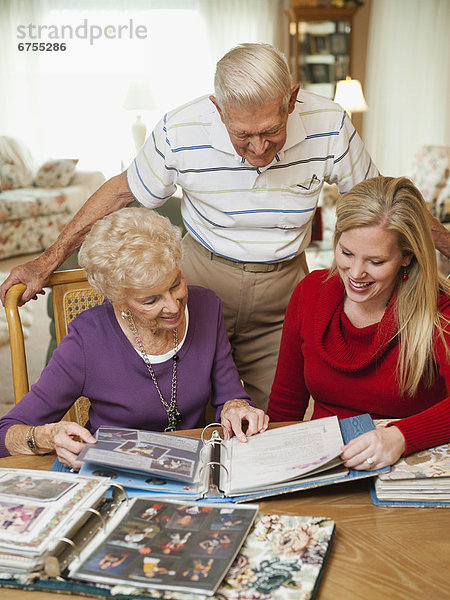 Senior Senioren Frau sehen Mittelpunkt Erwachsener