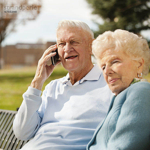 Senior  Senioren  Frau  Mann  telefonieren