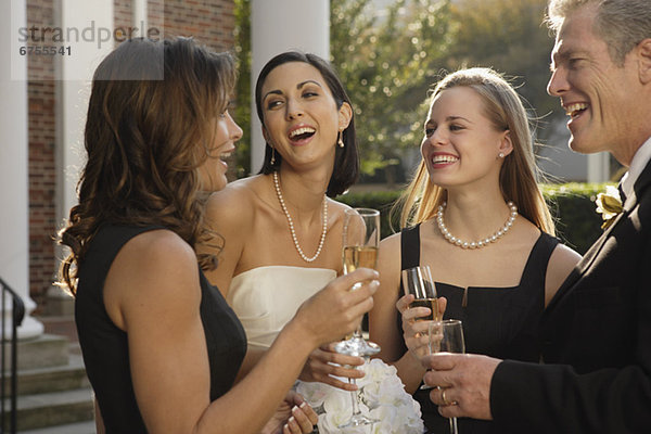Braut Champagner mit Freunden trinken