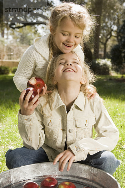 Schwester  Apfel  tauchen