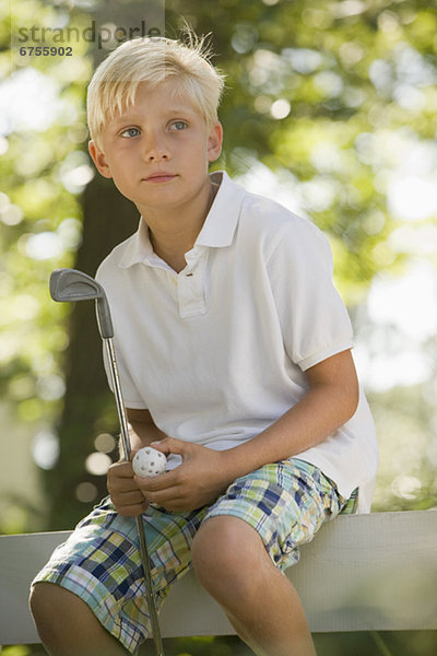sitzend  Junge - Person  Zaun  Ball Spielzeug  Golfsport  Golf  Verein