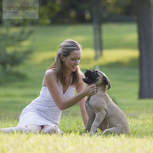 Frau  Hund  streicheln