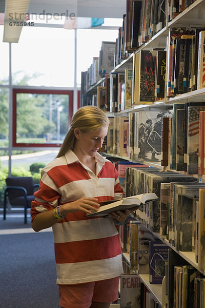 Buch  Bibliotheksgebäude  Mädchen  Taschenbuch  vorlesen