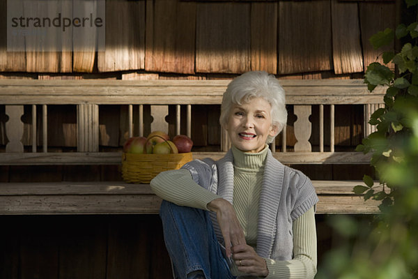 Außenaufnahme Senior Senioren Portrait Frau Entspannung Wohnhaus