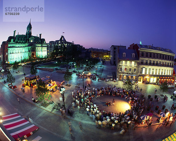 Mensch  Menschen  Halle  Großstadt  Montreal  Platz  Quebec  Dämmerung