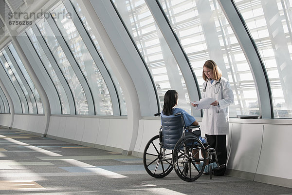 Vereinigte Staaten von Amerika  USA  Patientin  sprechen  Arzt  Virginia  Virginia Beach  Rollstuhl