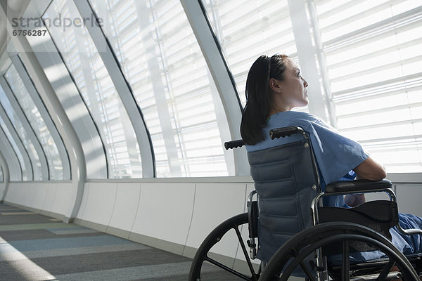Vereinigte Staaten von Amerika  USA  Patientin  Fenster  Virginia  hinaussehen  Virginia Beach  Rollstuhl
