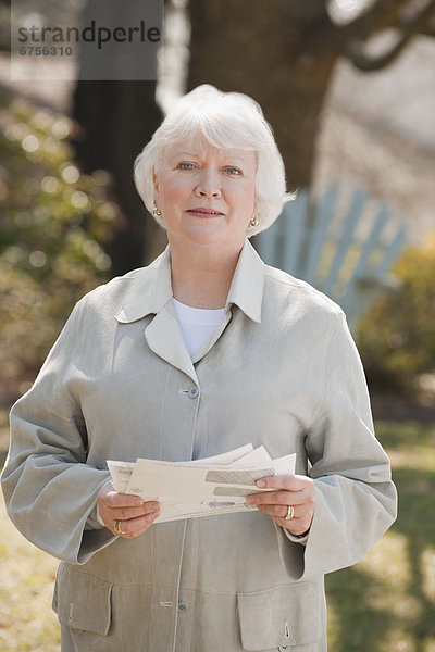 Vereinigte Staaten von Amerika  USA  Senior  Senioren  Portrait  Frau  halten  Virginia  Rechnung  Richmond London Borough of Richmond upon Thames