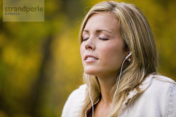 Außenaufnahme  stehend  Frau  zuhören  geschlossen  Musik  Ontario  freie Natur