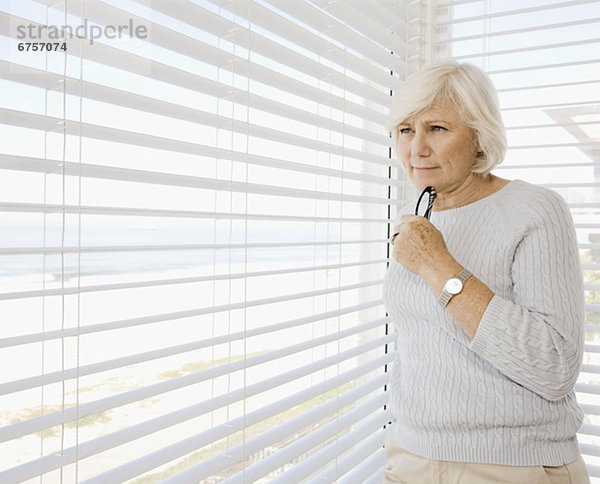 Frau suchen Out Fenster