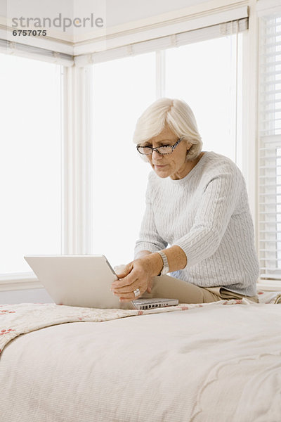 Frau blickt auf laptop