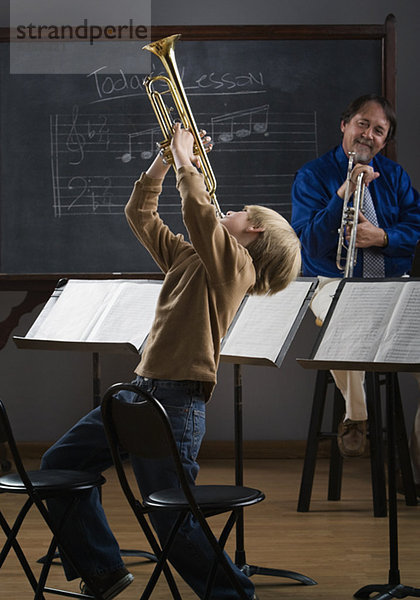 Junge - Person  Klassenzimmer  spielen  Trompete