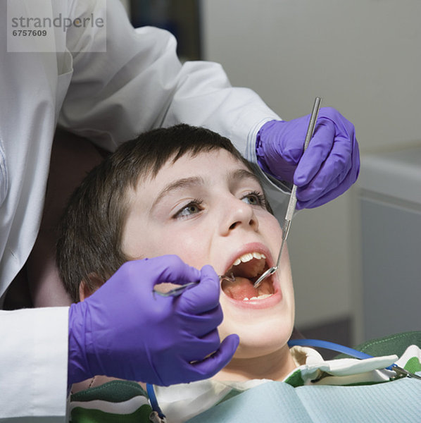 Boy von Zahnarzt