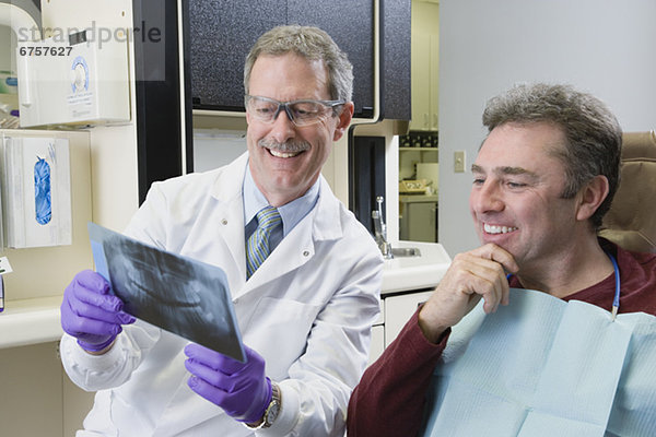 Patientin  sehen  Röntgenbild  Zahnarzt