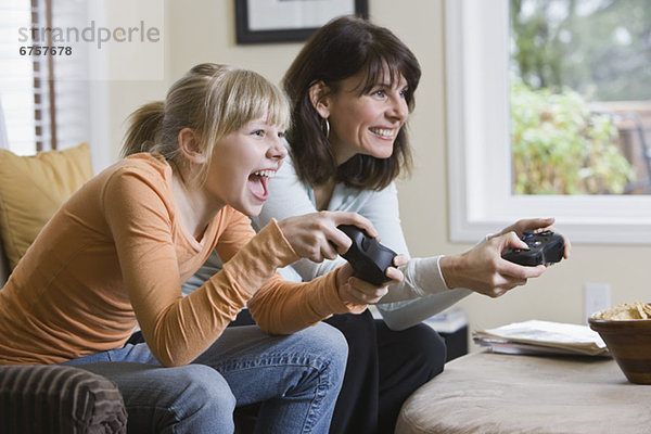 Mutter und Tochter spielen von Videospielen