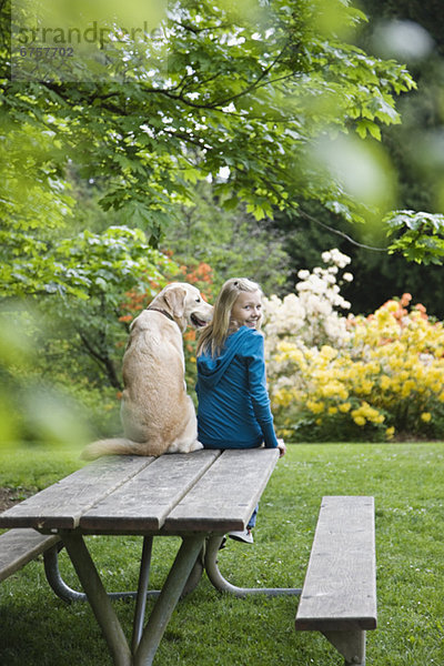 sitzend  Hund  Sitzbank  Bank  Mädchen