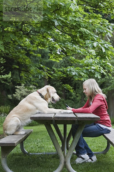 sitzend  Picknick  Hund  Mädchen  Tisch