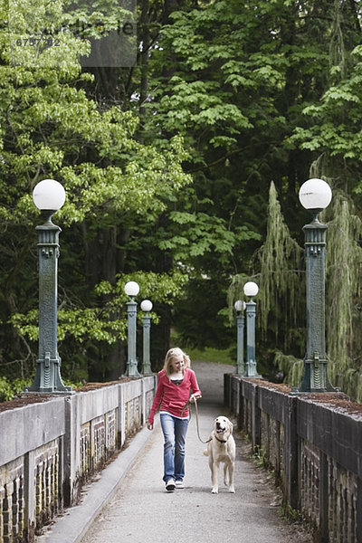 gehen  Hund  Brücke  Mädchen