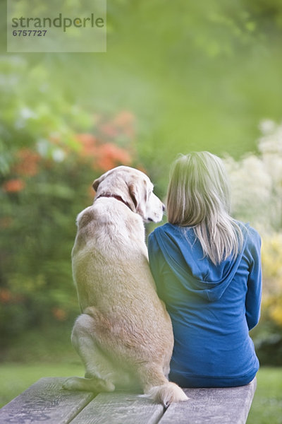 sitzend  Zusammenhalt  Picknick  Hund  Mädchen  Tisch