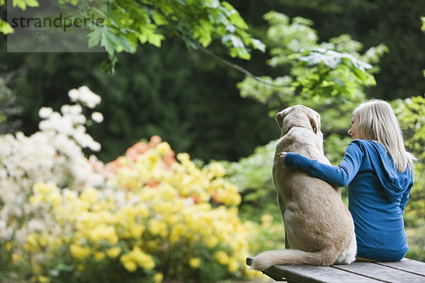 sitzend  Zusammenhalt  Picknick  Hund  Mädchen  Tisch