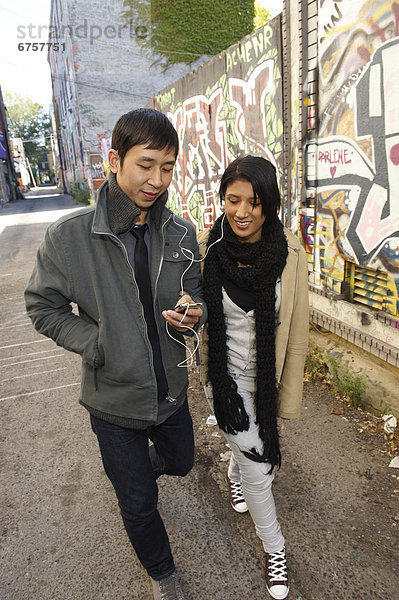 zuhören  Gasse  Spiel  jung  MP3-Player  MP3 Spieler  MP3 Player  MP3-Spieler  Graffiti  Ontario  Toronto