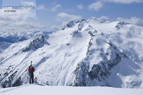 Berg  Berggipfel  Gipfel  Spitze  Spitzen  Skifahrer  Bewunderung  Coast Mountains Kanada  British Columbia