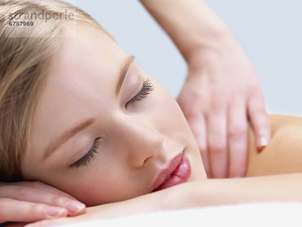 junge Frau junge Frauen Massage bekommen