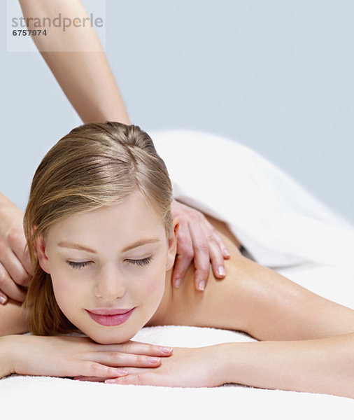 junge Frau junge Frauen Massage bekommen