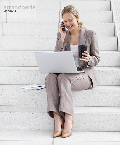 Handy  Geschäftsfrau  sprechen  Notebook  arbeiten