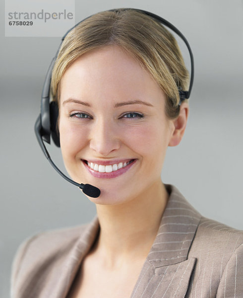 Portrait  Geschäftsfrau  Telefon  Headset  Kleidung
