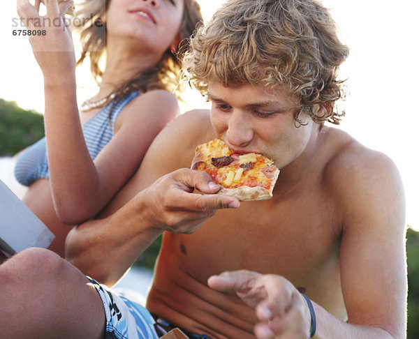 Strand  jung  Pizza  essen  essend  isst