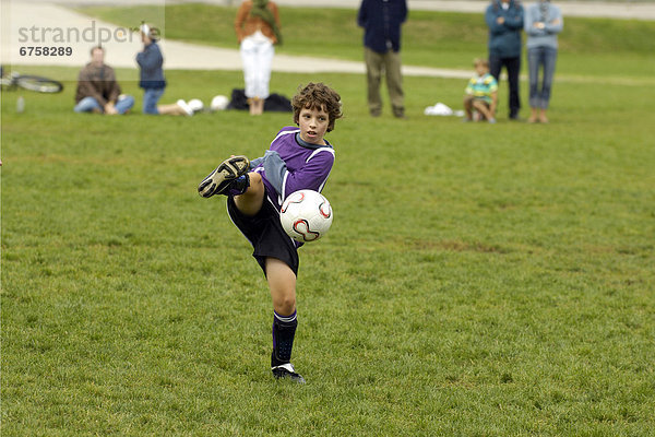 Junge - Person  treten  jung  Fußball  Ball Spielzeug  Ontario  Toronto