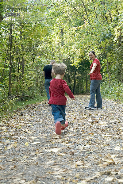 Junge - Person  klein  Menschliche Eltern  Weg  rennen  Herbst  Ontario  Toronto