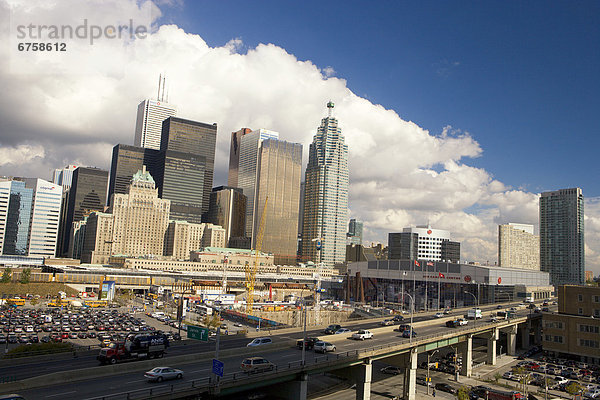 Skyline  Skylines  Großstadt  Fokus auf den Vordergrund  Fokus auf dem Vordergrund  Autobahn  Ontario  Toronto