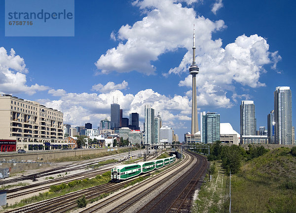 Skyline  Skylines  sehen  Straße  gehen  Innenstadt  Ontario  Toronto  Zug