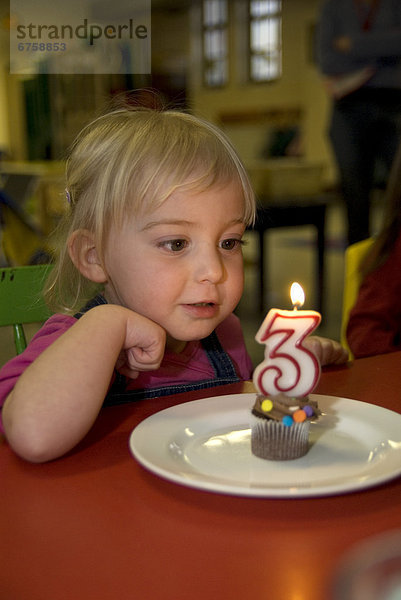 sehen  klein  Geburtstag  Kerze  3  Nummer  cupcake  Mädchen  Ontario  Toronto