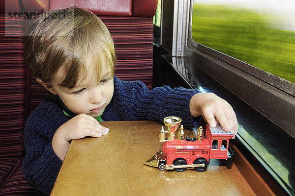 Junge - Person  fahren  Spielzeug  jung  Ontario  spielen  Zug